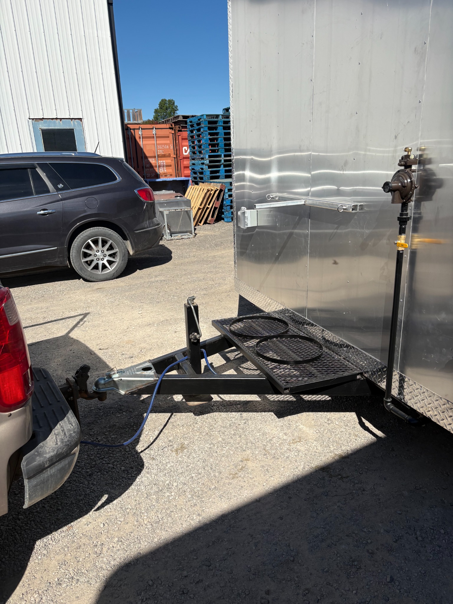 Tow hitch and front frame of the trailer