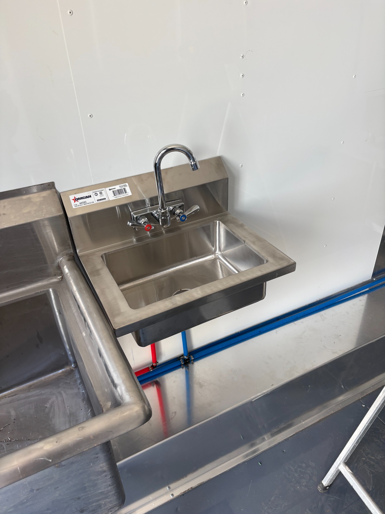 Smaller dedicated handwashing sink beside the warewashing area